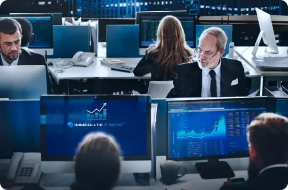 Traderzy obserwują rynek przez Platforma handlu kryptowalutami Immediate Fastx